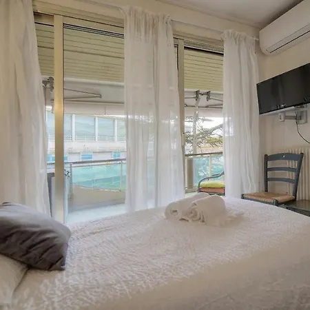 One Bed In The Center Of - 2198 *