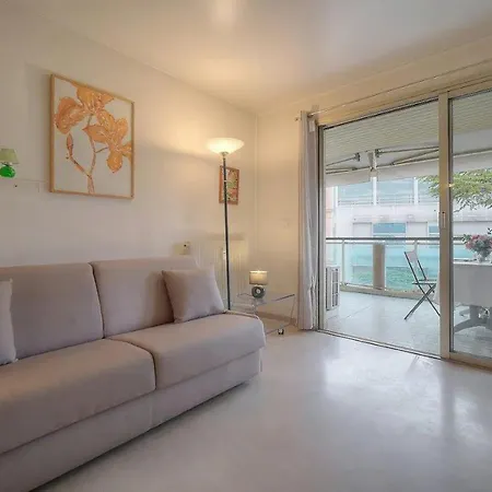 One Bed In The Center Of - 2198 *